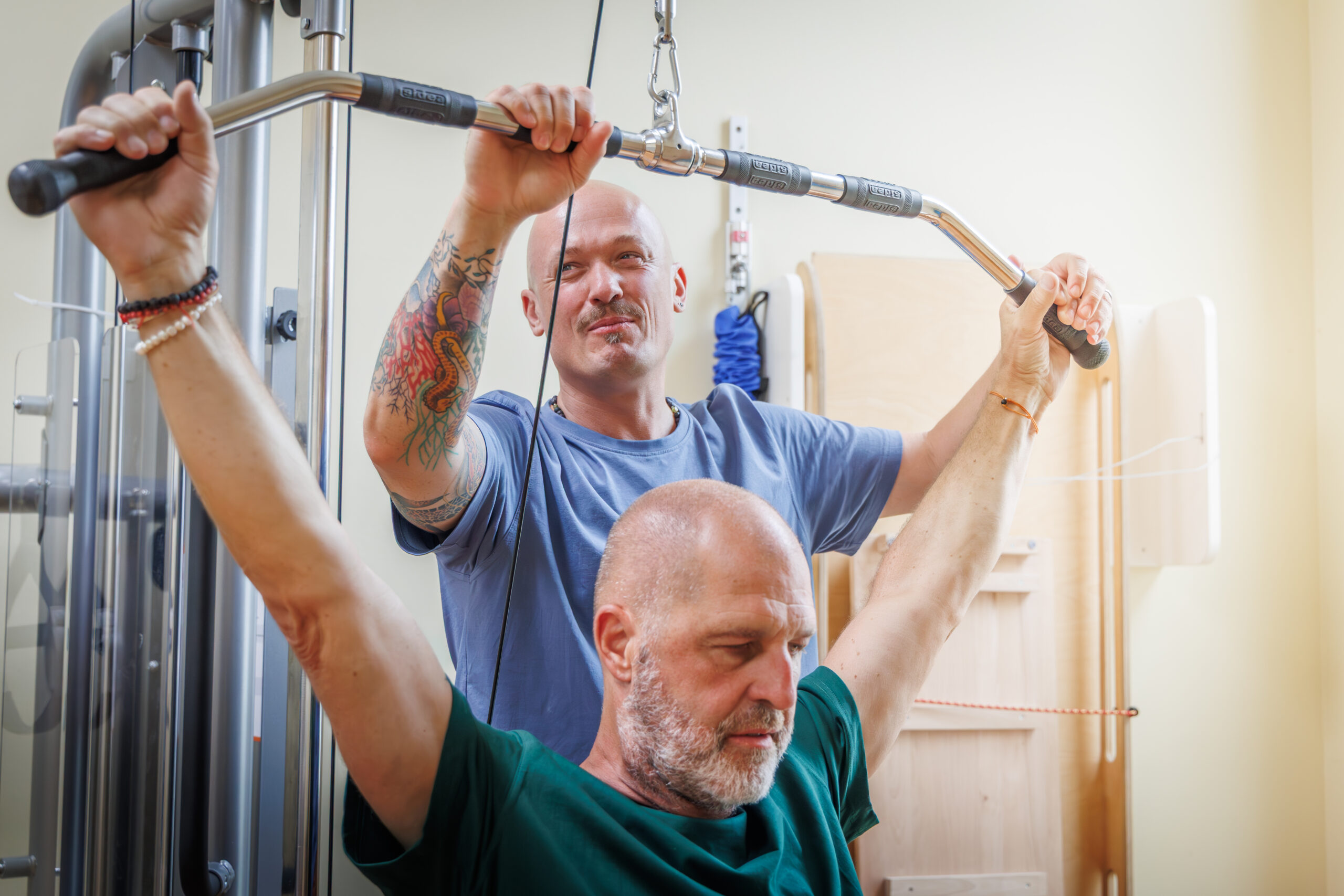 Therapeut bei der aktiven Behandlung eines Patienten