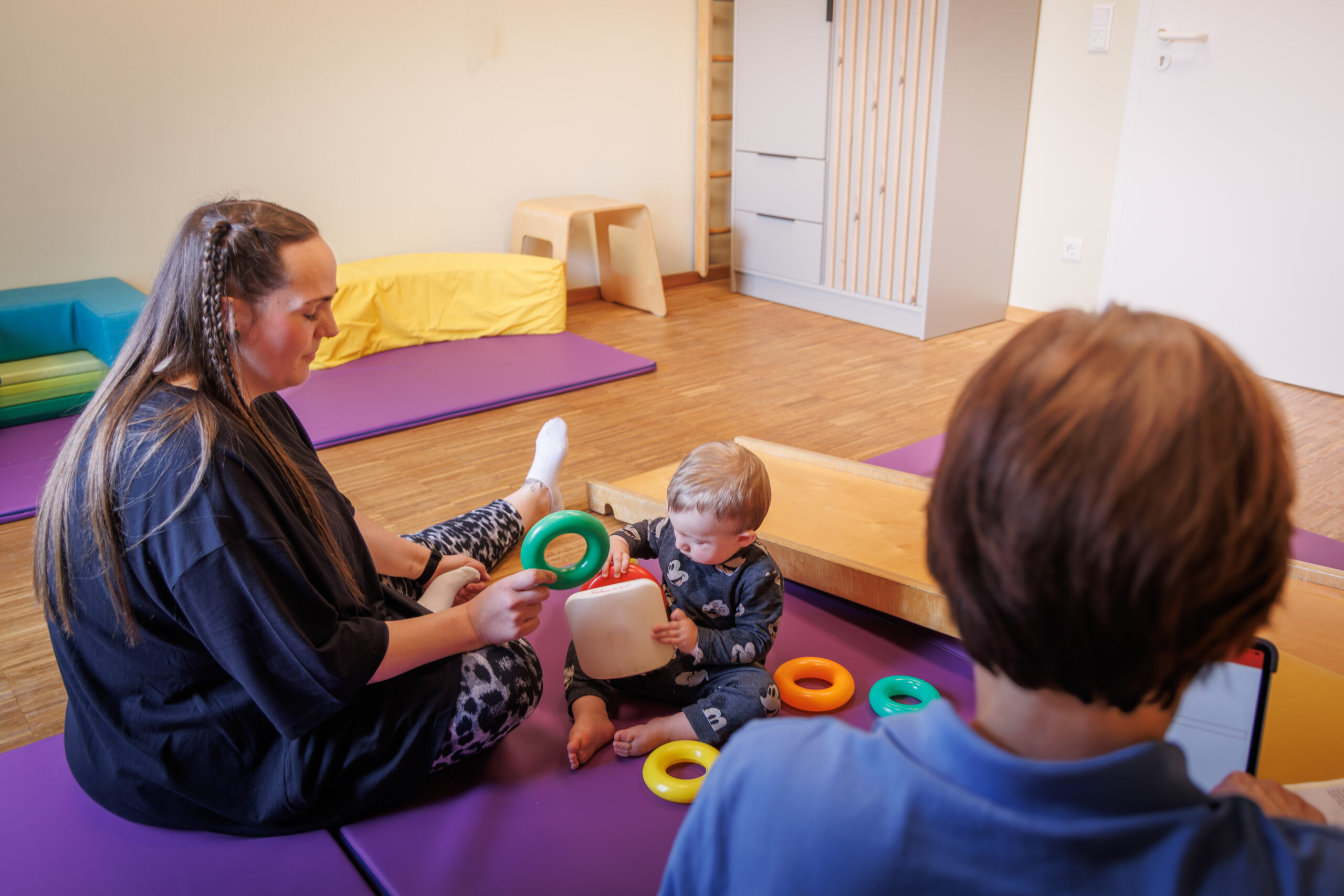Behandlungsraum mit Therapie-Equipment